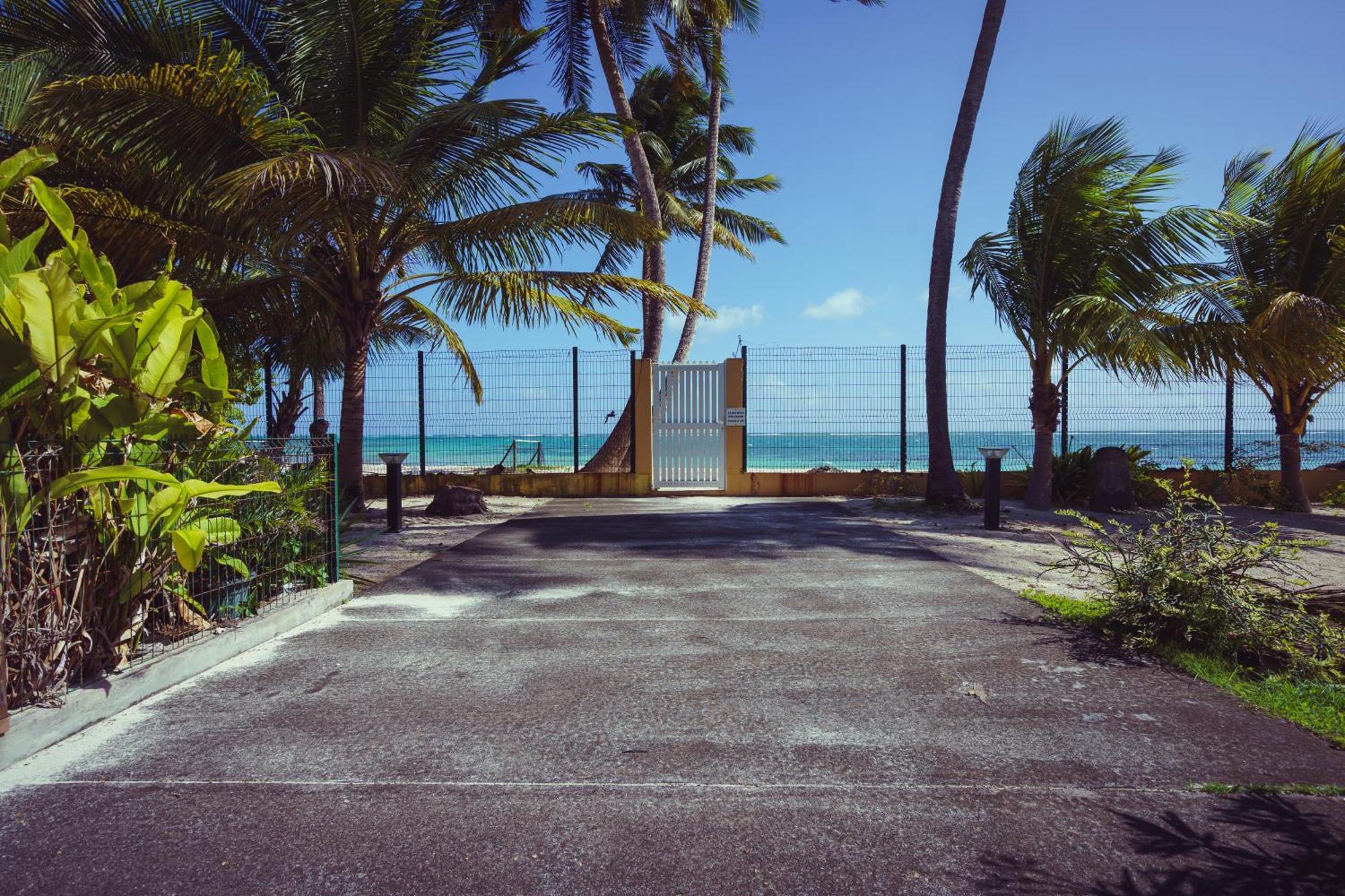 Le Touloublue - Tres Bel Appartement Face A La Mer Sainte-Anne  Esterno foto